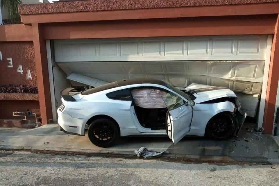 El portón de una cochera quedó destruida al estrellarse un vehículo deportivo