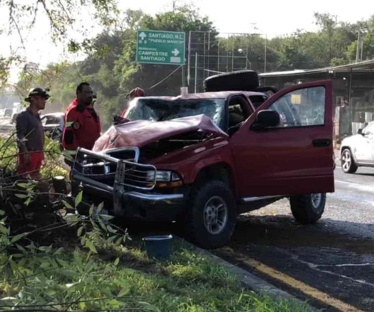 Sale familia herida en estrellamiento