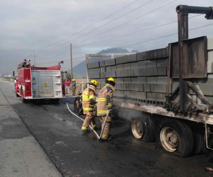 Arde camión de materiales en Escobedo