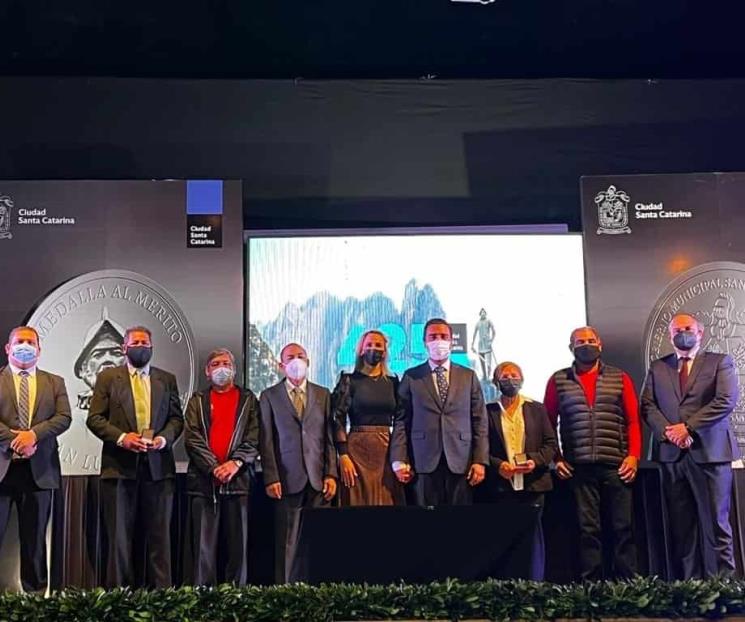 Reconocen en Santa Catarina con Medalla Capitán Lucas García