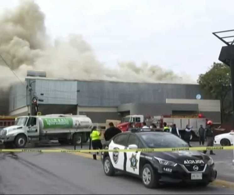 Se incendia empresa de tarimas en Apodaca
