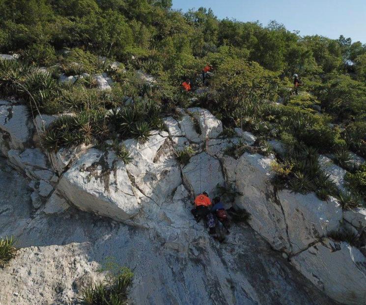 Rescatan a hombre atrapado en cerro