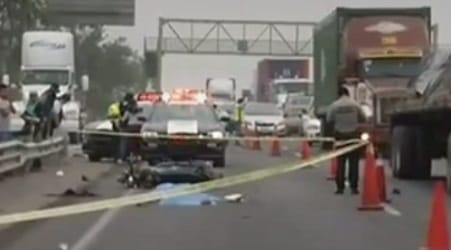 Una mujer que viajaba en una motocicleta perdió la vida al ser arrastrada por un tráiler