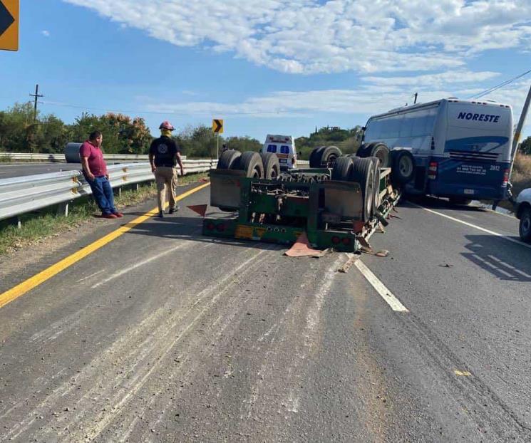 Vuelca tráiler con rollos de acero
