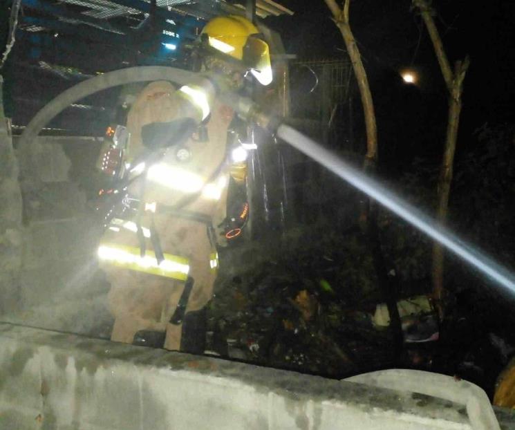 Acaba incendio con vivienda