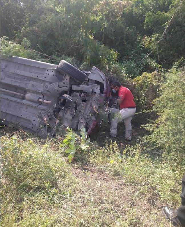 Vuelca auto en Hualahuises