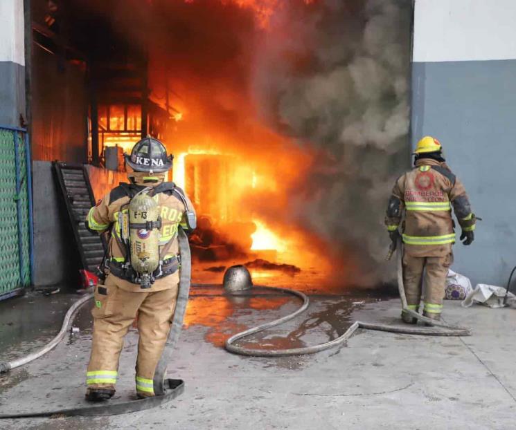 Arde empresa en García