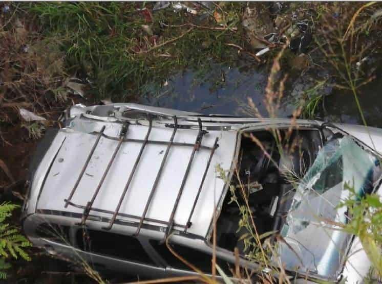 Cae camioneta a barranco en Santiago Cae camioneta a barranco en Santiago