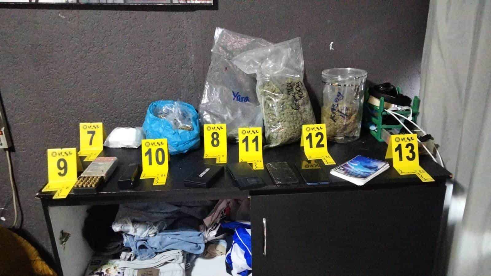 Tres hombres portaban armas de fuego y droga, y al parecer son integrantes de una banda dedica al narcomenudeo y robo de negocios y domicilios