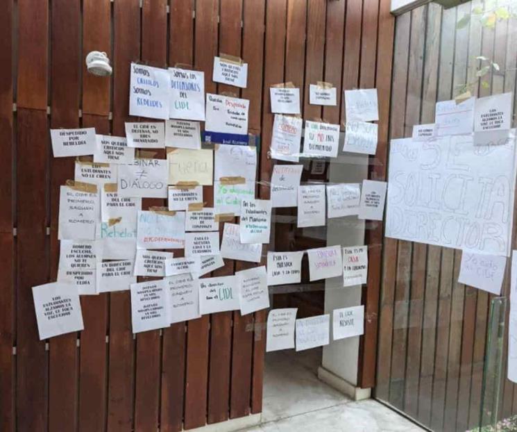 Alumnos toman oficina del director del CIDE