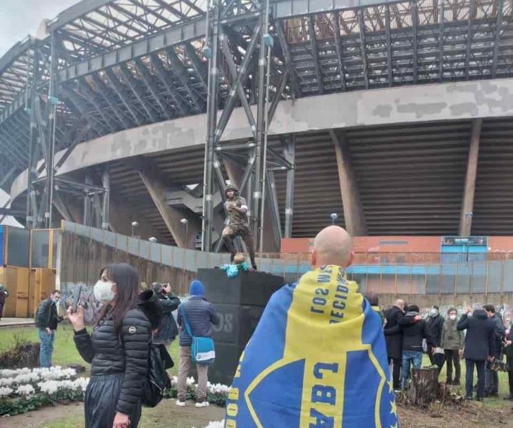 Devela Napoli estatua de Maradona