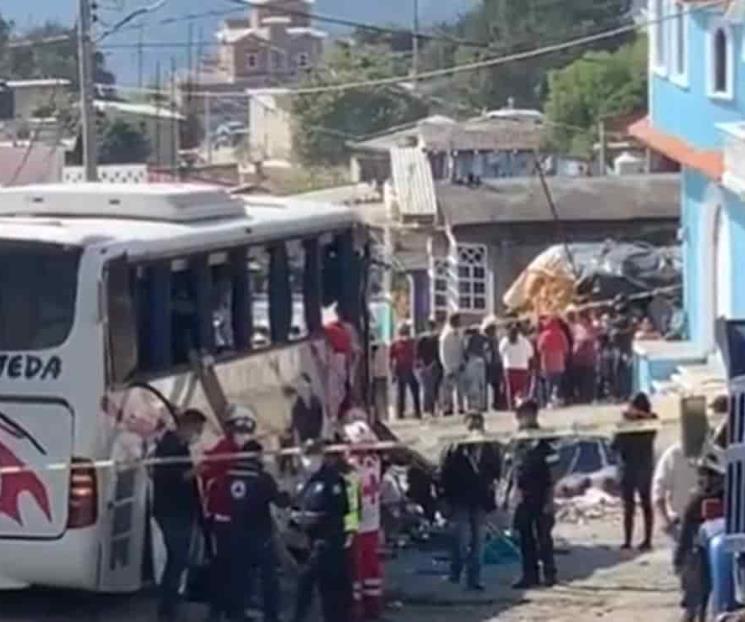 Mueren 19 personas tras accidente de autobús en Joquicingo Mueren 19 personas tras accidente de autobús en Joquicingo