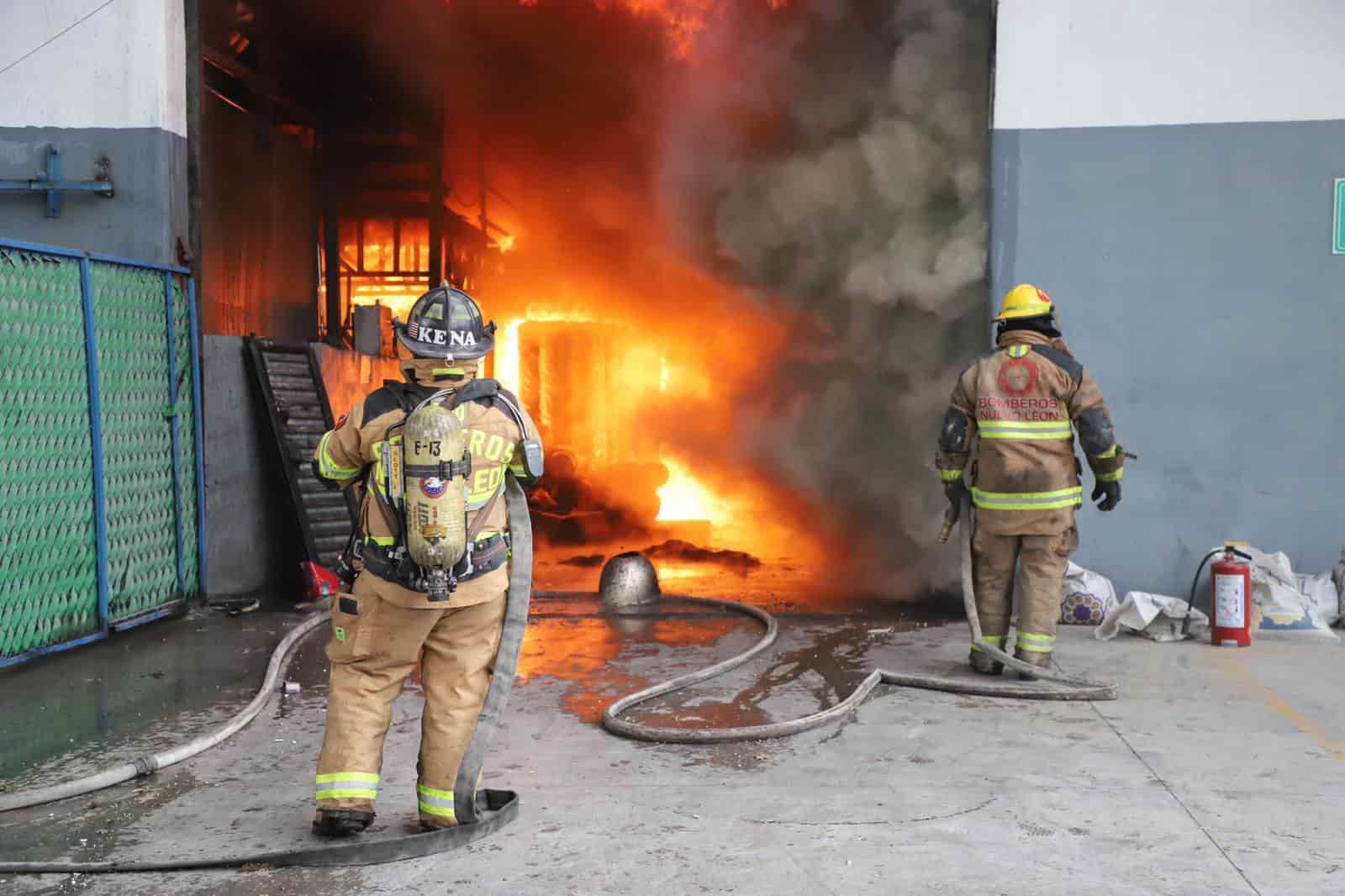 El incendio de una empresa, movilizó a elementos de Bomberos de NL