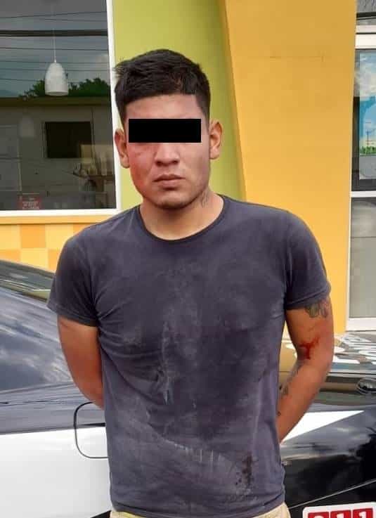 Después de una persecución y tratar de huir entre las azoteas de diversos domicilios, un joven fue detenido