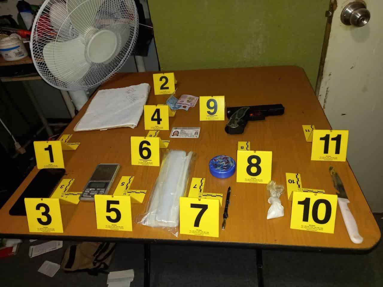 Un saldo de seis detenidos, entre ellos tres mujeres, así como el aseguramiento de droga y un arma de fuego, fue el resultado de cuatro cateos