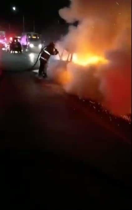 Se incendia auto en Libramiento Noroeste Se incendia auto en Libramiento Noroeste