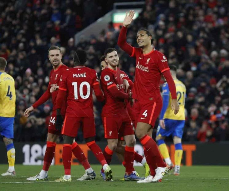 Vence Liverpool a Southampton y se acercan a Chelsea