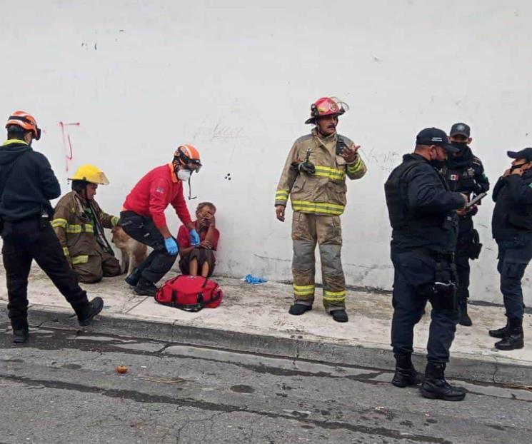 Salvan de incendio a hombre y su mascota Salvan de incendio a hombre y su mascota