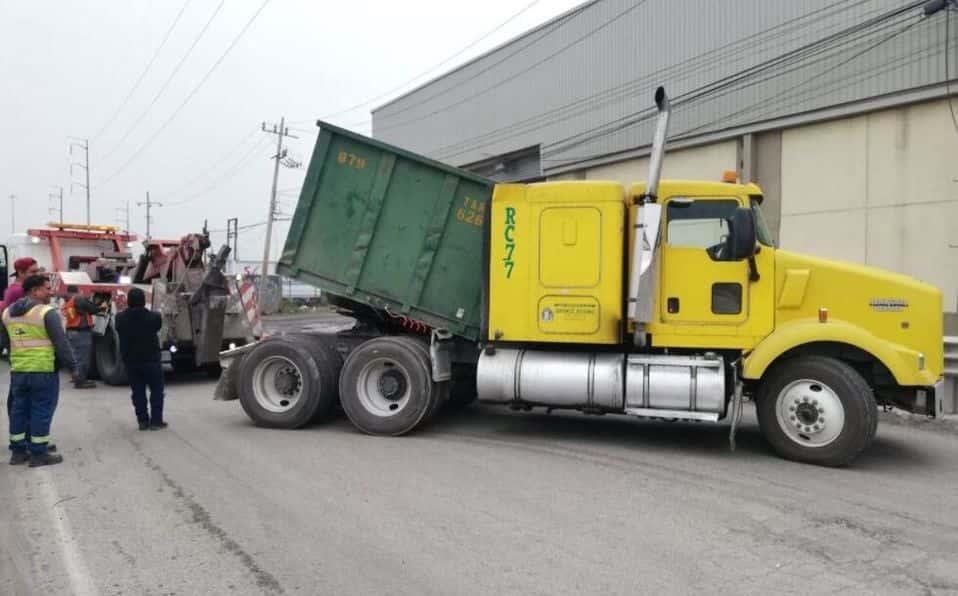 Tráiler riega rollos de acero en Escobedo
