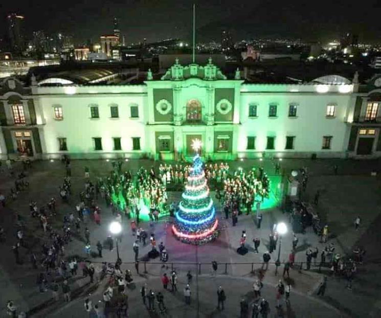Encienden pino navideño en la UANL