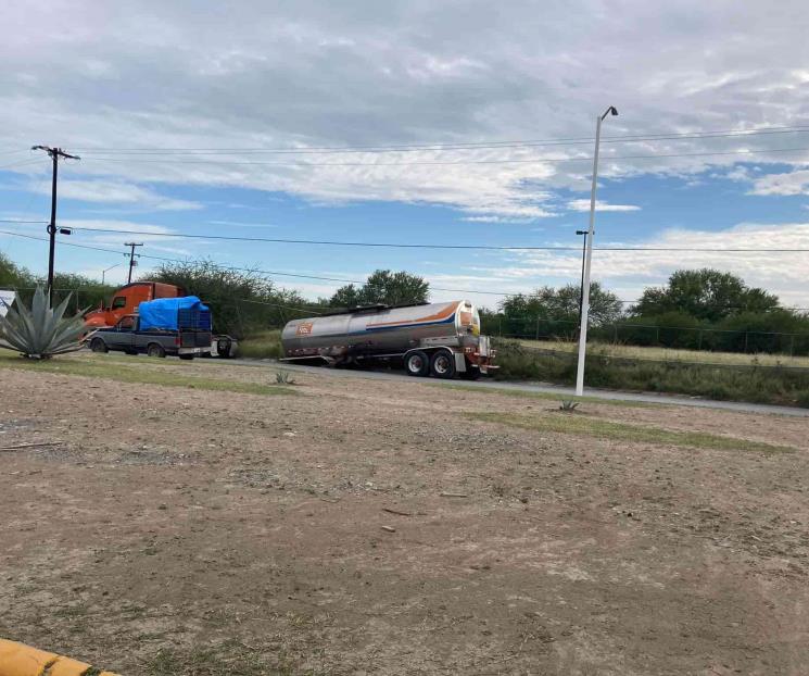 Se desprende pipa de tractocamión Se desprende pipa de tractocamión