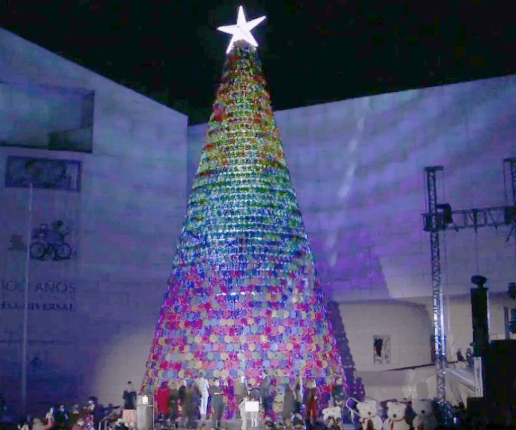 Inician fiestas decembrinas con encendido del pino Inician fiestas decembrinas con encendido del pino
