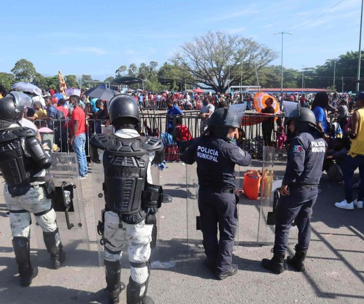 Bloquean migrantes por seis horas carretera Bloquean migrantes por seis horas carretera