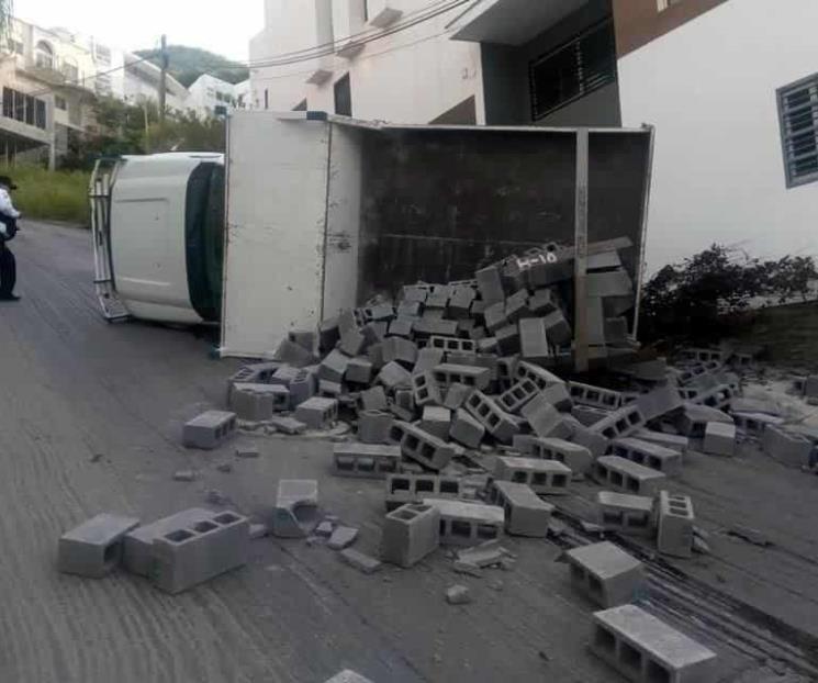 Vuelca camión cargado de block