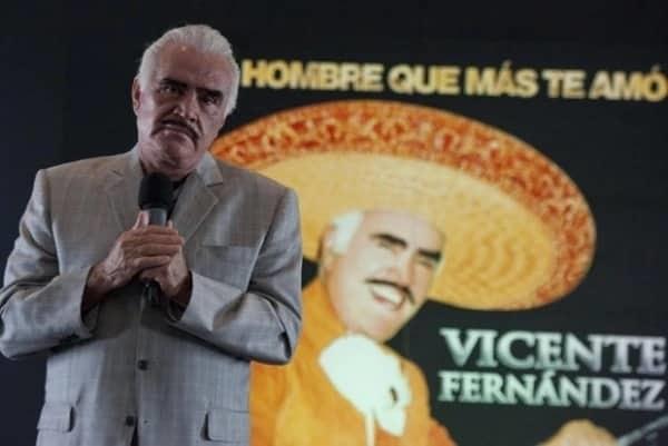 Regresa Vicente Fernández a terapia intensiva Regresa Vicente Fernández a terapia intensiva