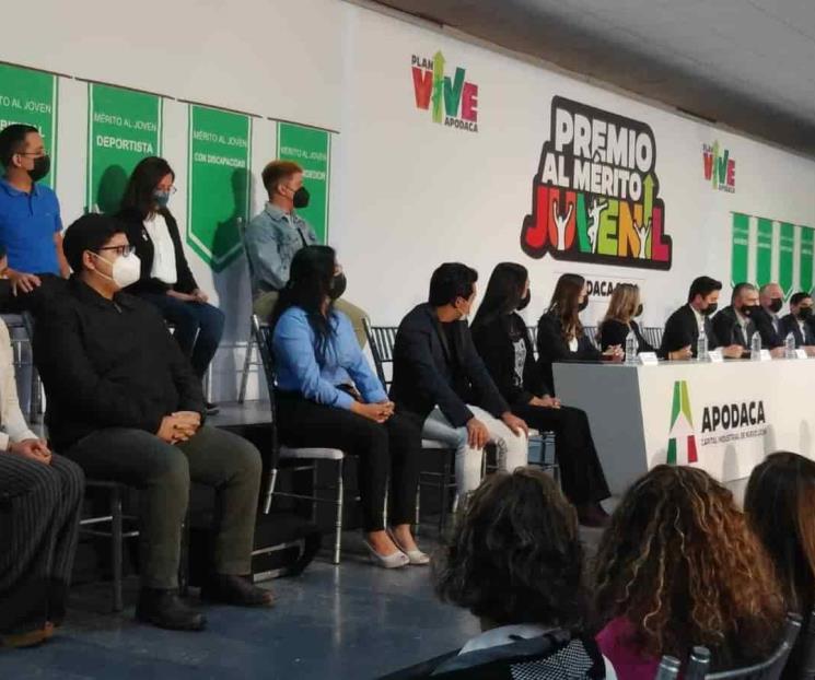Entrega Apodaca Medalla al Mérito Juvenil