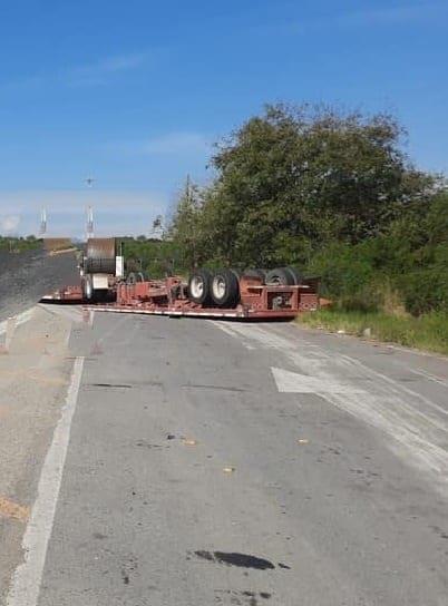Vuelca plataforma de tráiler con rollo de acero