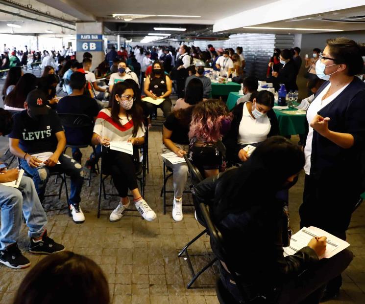 Se vacunan jóvenes en Saltillo con gusto y entusiasmo