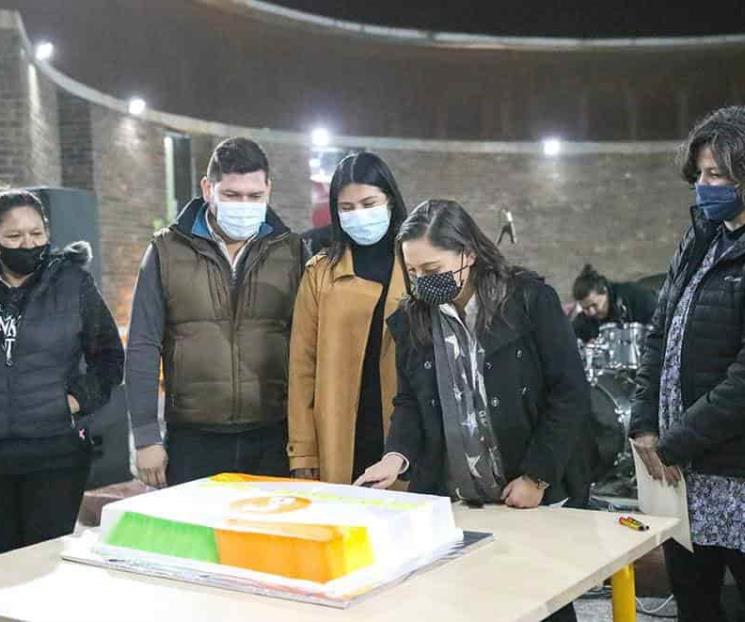 Celebran con música, pastel y mucha cultura