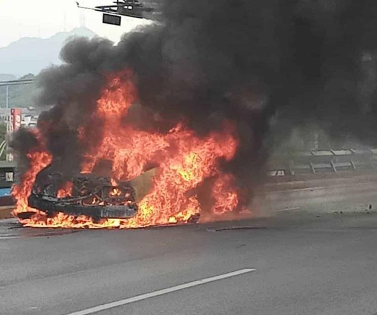 Arde camioneta de CFE en Av. Gonzalitos
