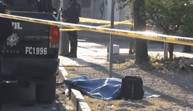 Cae de camión urbano y muere