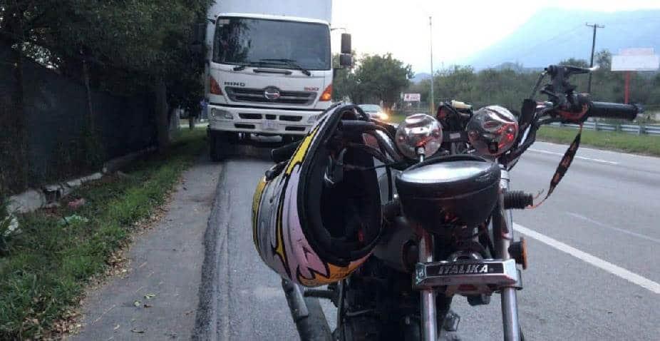 Choca su moto contra unidad de carga