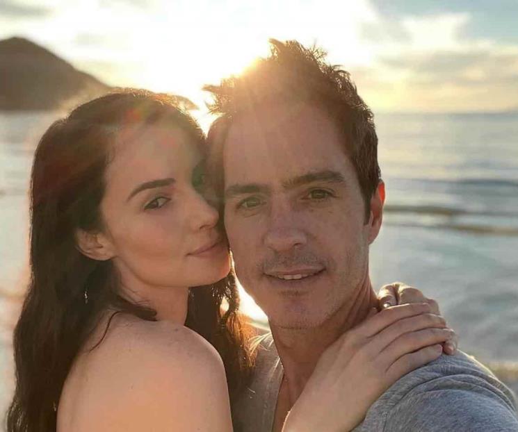 Ochmann y su novia presumen primer árbol de Navidad juntos
