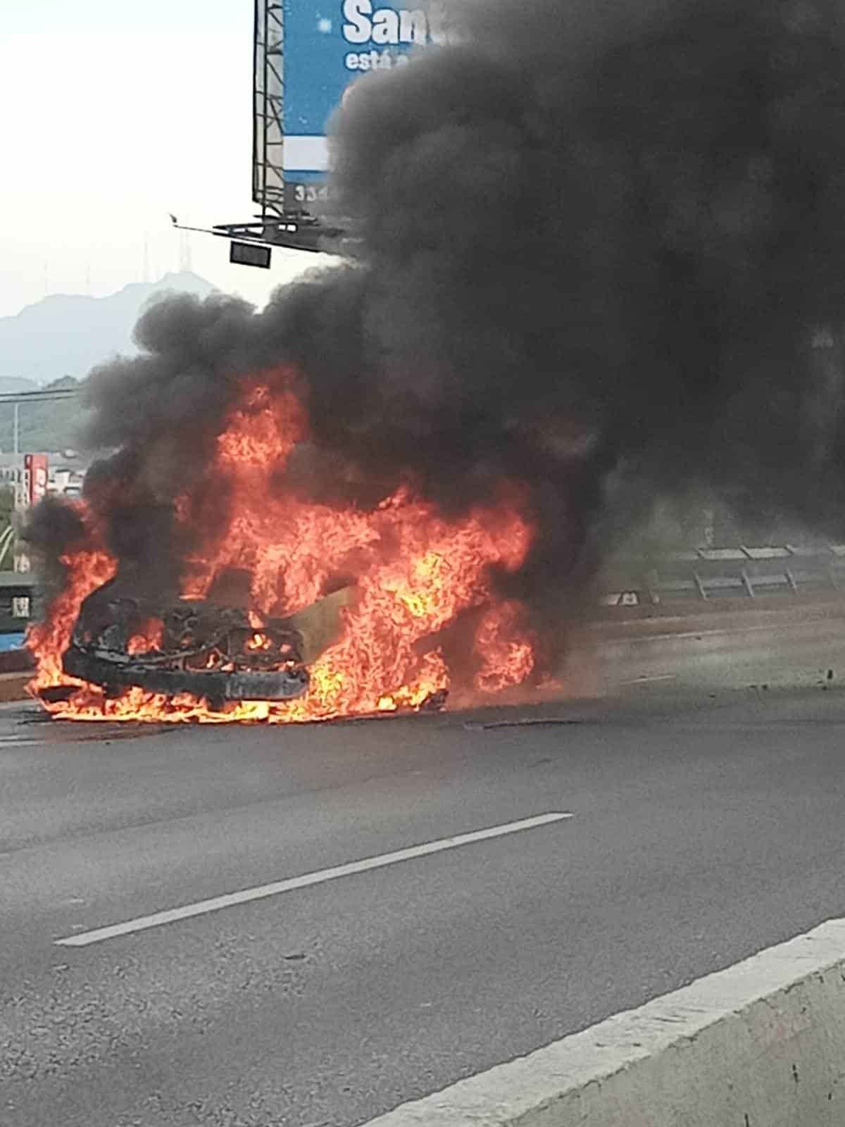 Una camioneta de la Comisión Federal de Electricidad se incendió
