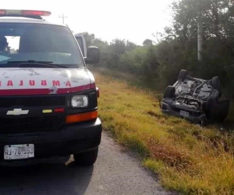 Vuelca paisano en su camioneta