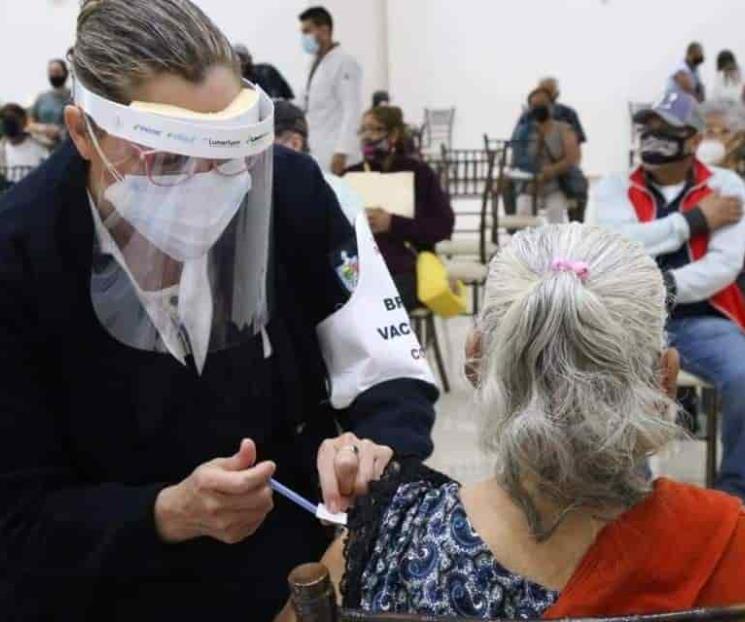 Anuncian refuerzo de vacuna antiCovid para adultos mayores
