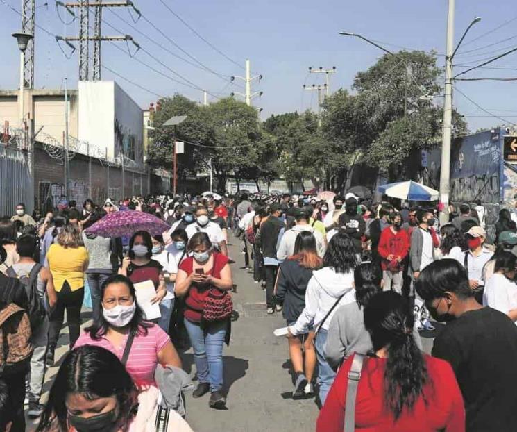 Saturan adolescentes sedes de vacunación
