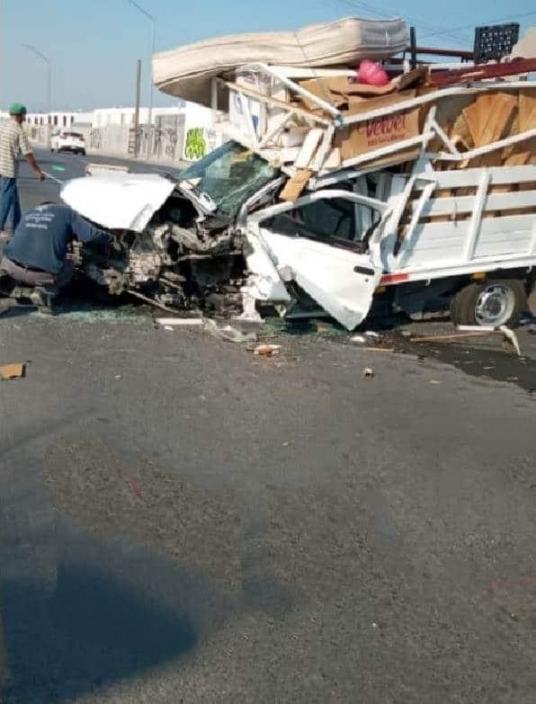 Estrellan camioneta contra camión de carga