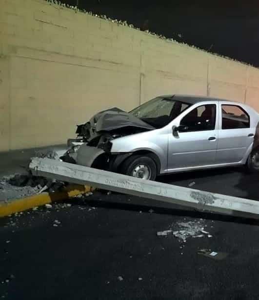 Estrella auto contra poste