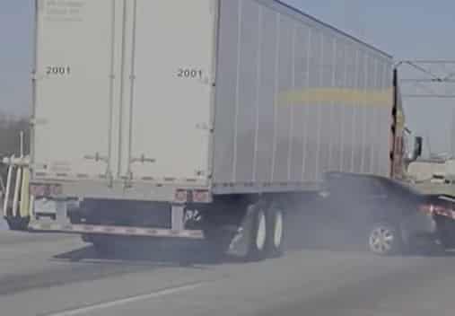 Queda traumatizada tras ser arrastrada en su auto