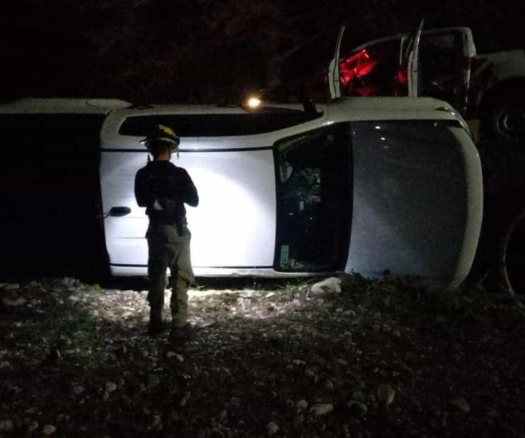 Vuelca camioneta y cae de puente en Allende NL