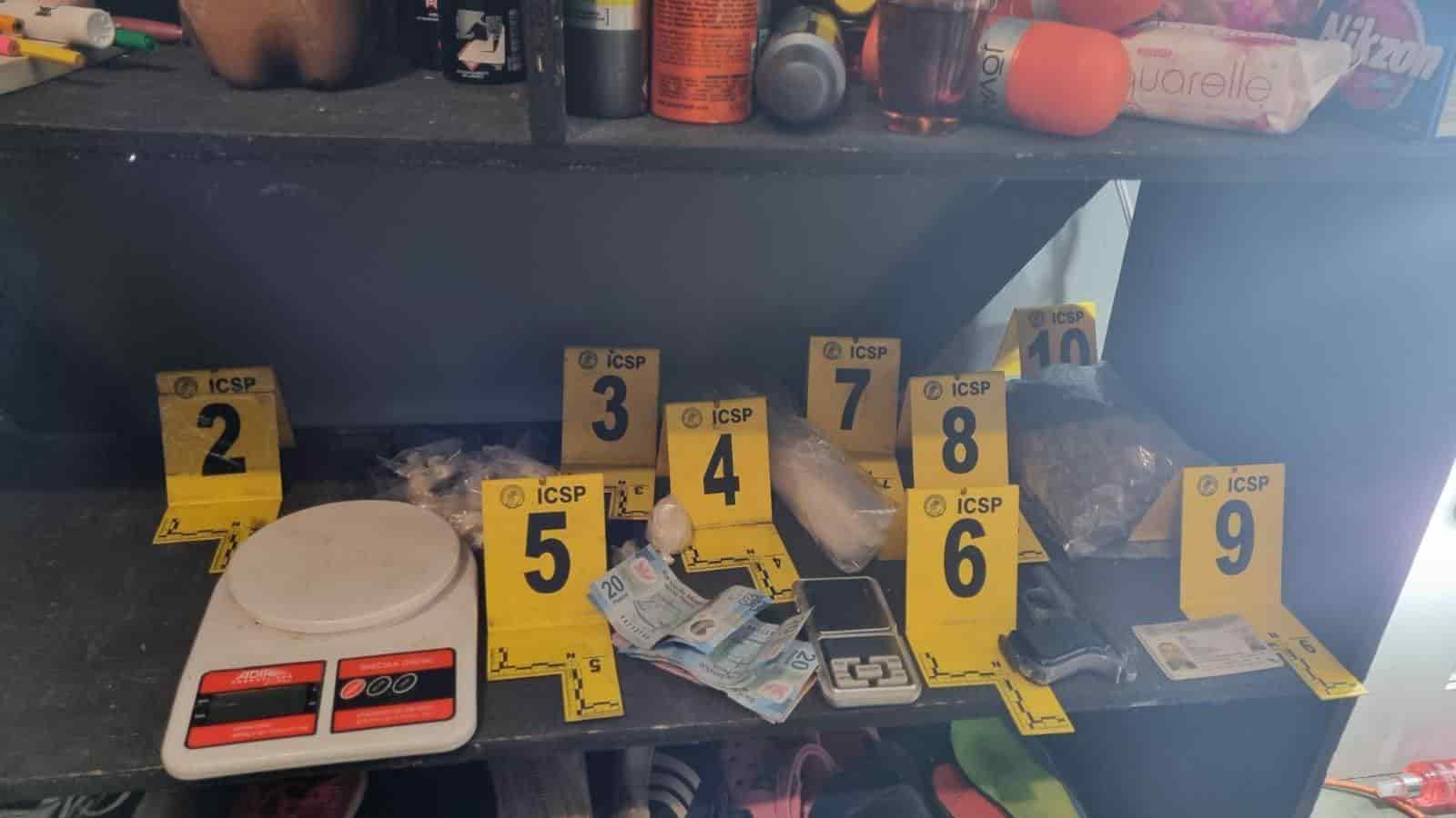 En cuatro cateos fueron arrestaron a tres hombres, y aseguraron un arma de fuego y droga