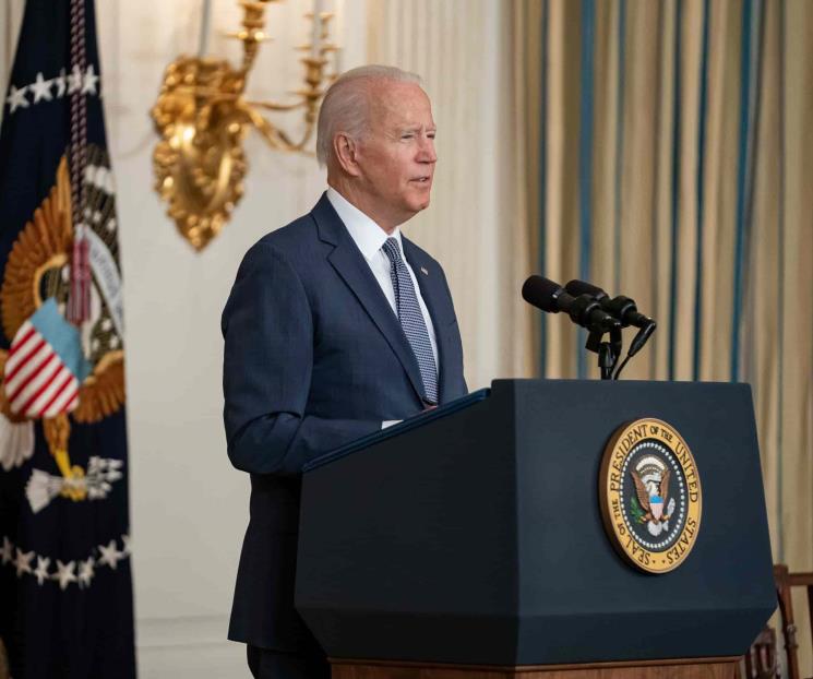 Con voz ronca, Biden dice que sólo tiene un resfriado