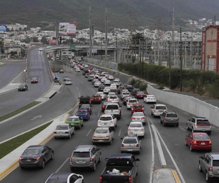 Vuelca tráiler y colapsa carretera más de 13 horas