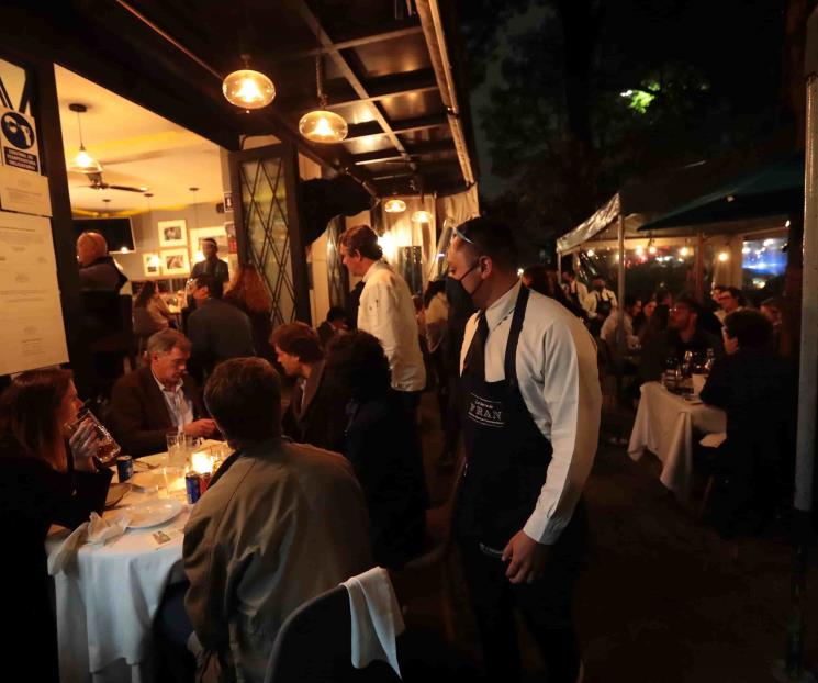Restaurantes creen en que no cerrarán a pesar de ómicron