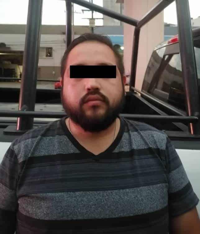 Detienen a 2 hombres en auto robado
